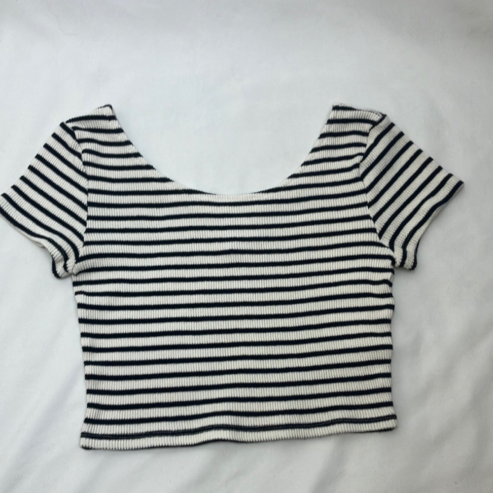 H&M Divided black and white stripes shortsleeved cropped top woman’s size small